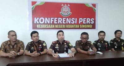  Mantan Plt Sekda Kuansing dan 4 Bawahannya Tersangka Dugaan Korupsi Rp13 Miliar